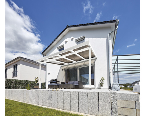 Haus mit Terrassenüberdachung und Sitzgelegenheit