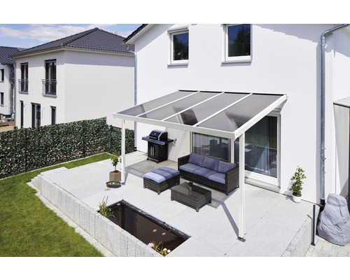Terrasse mit Terrassenüberdachung, Grill und Sitzgruppe im Garten