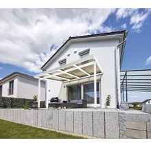 Szene mit Terrassenüberdachung aus Aluminium an einem Haus