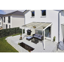 Terrasse mit Terrassenüberdachung, Gartenmöbeln und Teich