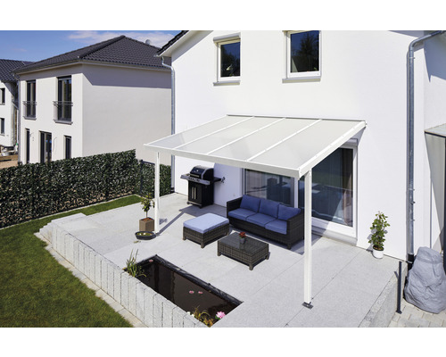 Terrasse mit Terrassenüberdachung, Gartenmöbeln und Teich