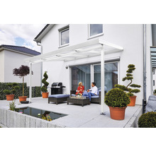 Terrasse mit Terrassenüberdachung, Sitzgruppe und Teichanlage an einem Wohnhaus