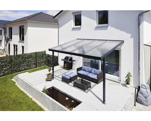 Terrasse mit Grill, Sitzgruppe und Überdachung