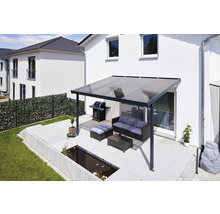 Terrasse mit Terrassenüberdachung, Grill, Gartenmöbeln und Teich