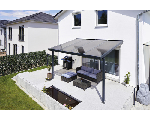 Terrasse mit Terrassenüberdachung, Grill, Gartenmöbeln und Teich