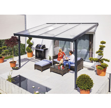Terrasse mit Terrassenüberdachung, Gartenmöbeln, Grill und Teich