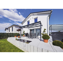 Hinterhof mit Terrasse, Pergola, Gartenteich und Sitzgruppe
