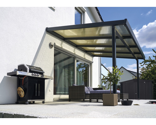 Terrasse mit Grill, Terrassenüberdachung und Sitzmöbeln