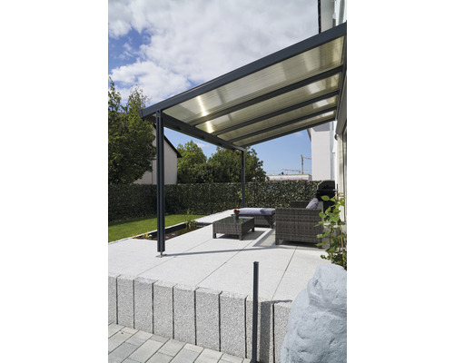 Terrasse mit Terrassenüberdachung und Gartenmöbeln