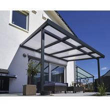 Terrassenüberdachung aus Metall und Kunststoff am Haus