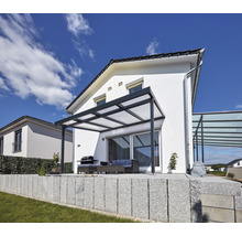 Modernes Haus mit Terrasse, Gartenmöbeln und Überdachung