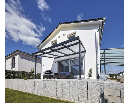 Modernes Haus mit Terrasse, Gartenmöbeln und Überdachung