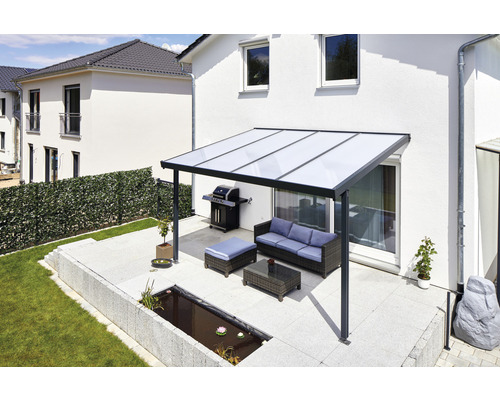 Terrasse mit Terrassenüberdachung, Gartenmöbeln, Grill und Teich