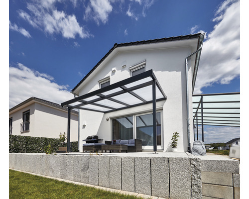 Terrasse mit Terrassenüberdachung und Gartenmöbeln neben einem Haus