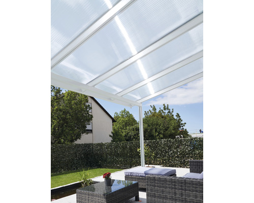 Terrasse mit Überdachung aus transparentem Material und weißen Rahmen
