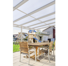 Terrasse mit Überdachung, Gartentisch und Stühlen