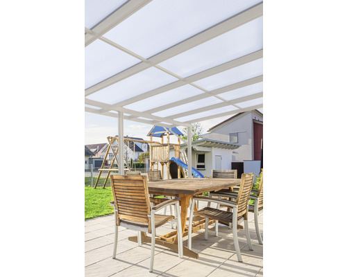 Terrasse mit Überdachung, Gartentisch und Stühlen