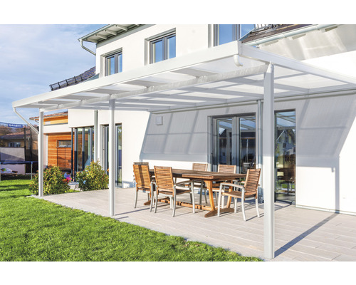 Terrasse mit Terrassenüberdachung, Tisch und Stühlen vor einem Haus