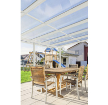 Terrasse mit Terrassenüberdachung, Gartentisch und Stühlen