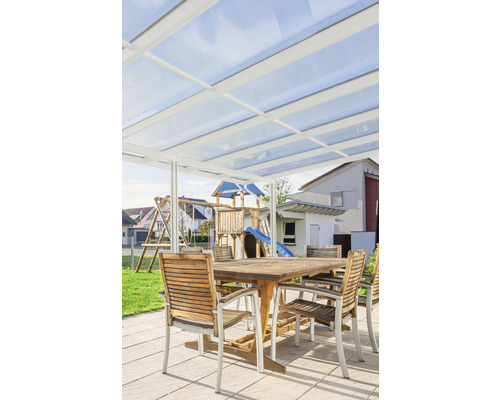 Terrasse mit Terrassenüberdachung, Gartentisch und Stühlen