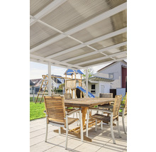 Terrassenüberdachung mit Gartenmöbeln und Spielplatz im Hintergrund