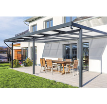 Terrassenüberdachung aus Aluminium mit Sitzgruppe auf der Terrasse