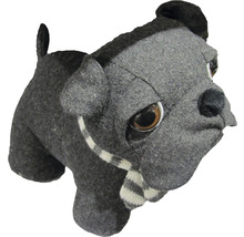 Grauer Stofftier-Bulldogge mit gestreiftem Schal