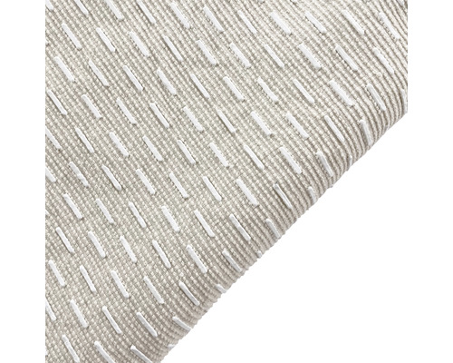 Nahaufnahme eines Kissens mit Textur und gesticktem Muster