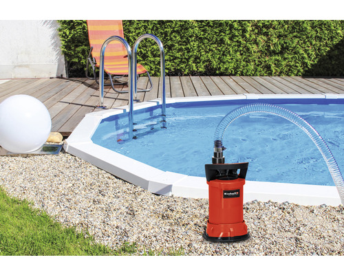 Tauchpumpe neben Schwimmbecken mit Leiter und Gartengestaltung