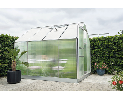 Gewächshaus mit geöffnetem Dachfenster im Garten