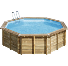 Achteckiger Holzpool mit Leiter und blauem Wasser