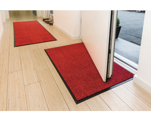 Eingangsbereich mit Fußmatten und Holzboden