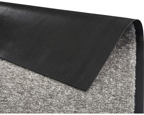 Detailansicht einer grauen Fußmatte mit rutschfester Rückseite