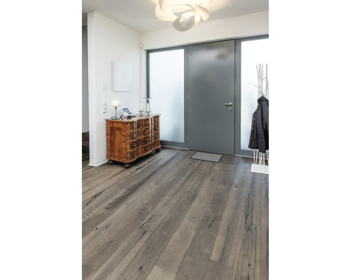 Eingangsbereich eines Hauses mit Kommode, Garderobe und Holzboden