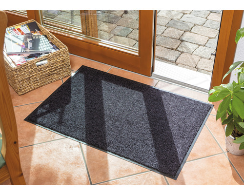 Schmutzfangmatte vor einer Terrassentür mit Magazin-Korb und Topfpflanze