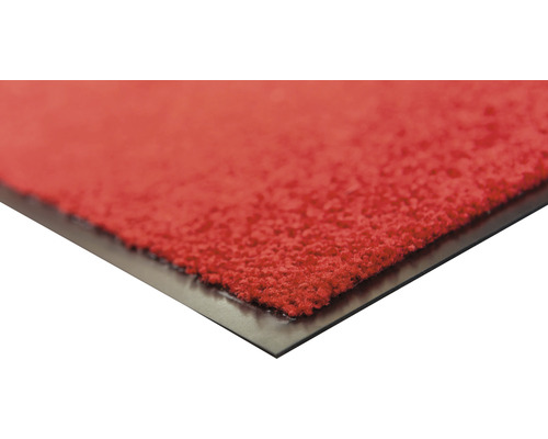 Detailansicht einer roten Teppichfliese mit schwarzer Rückseite