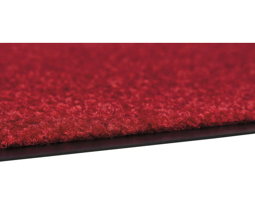 Detailaufnahme eines roten Teppichs mit schwarzer Rückseite