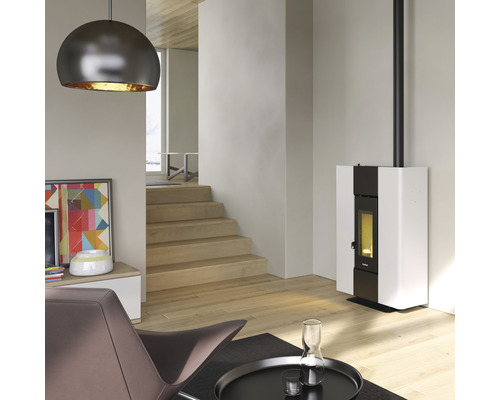 Wohnzimmer mit Pelletofen, Lampe und Treppe