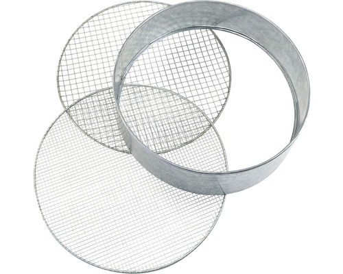 Drei Gartensiebe aus Metall mit unterschiedlicher Maschenweite