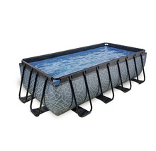 Rechteckiger Pool mit Stahlrahmen und Wasseroberfläche