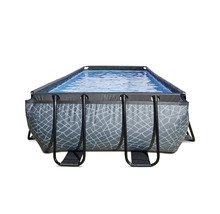 Rechteckiger Pool mit grauem Muster und Wasser