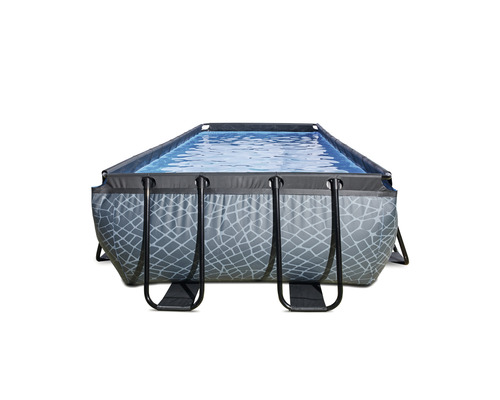 Rechteckiger Pool mit grauem Muster und Wasser