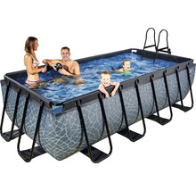 Rechteckiger Swimmingpool mit Familie und Leiter.