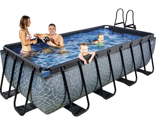 Rechteckiger Swimmingpool mit Familie und Leiter.
