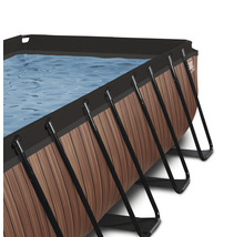 Detailansicht eines Frame-Pools mit Holzverkleidung und Wasser