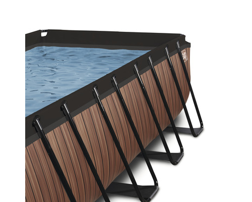 Detailansicht eines Frame-Pools mit Holzverkleidung und Wasser