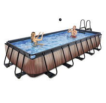 Rechteckiger Swimmingpool mit Holzverkleidung, mit Leiter und zwei Personen im Wasser.