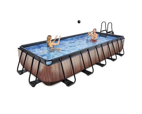 Rechteckiger Swimmingpool mit Holzverkleidung, mit Leiter und zwei Personen im Wasser.