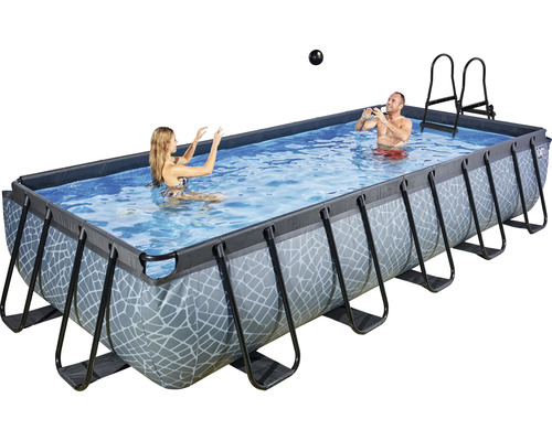 Rechteckiger Framepool mit Leiter und zwei Personen im Wasser.