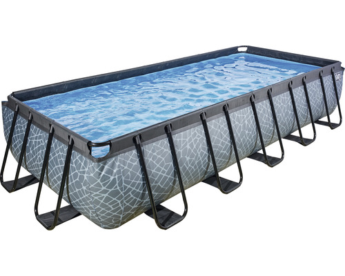 Rechteckiger Rahmenpool mit Wasser gefüllt